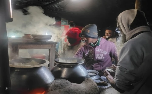 কুয়াশা আর হিমেল হাওয়ায় গরম ভাপা পিঠার টান