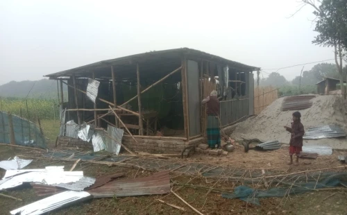 দামুড়হুদায় বাড়ি ভাঙচুর ও টাকা লুটের অভিযোগ