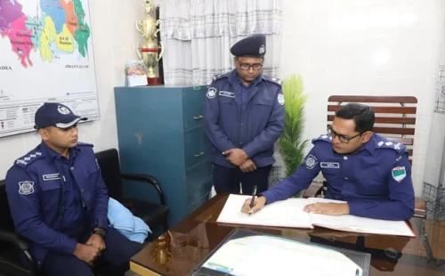 দর্শনা থানা পরিদর্শনকালে পুলিশ সুপার মনিরুল ইসলাম