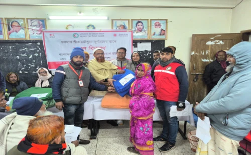 চুয়াডাঙ্গায় তীব্র শীতে রেডক্রিসেন্ট সোসাইটির মানবিক উদ্যোগ দুই দিনে শীতার্তদের মাঝে ৪৬০টি কম্বল বিতরণ