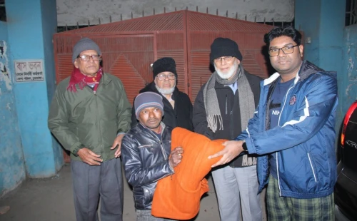 চুয়াডাঙ্গায় শীতার্ত মানুষের মাঝে শীতবস্ত্র বিতরণ