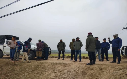 দামুড়হুদায় সরকারি নিয়ম উপেক্ষা করে ফসলি জমির মাটি কাটায়