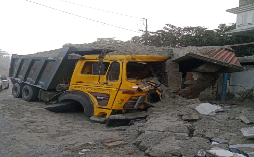 চুয়াডাঙ্গায় নিয়ন্ত্রণ হারিয়ে বাড়িতে ঢুকল বালি বোঝাই ট্রাক