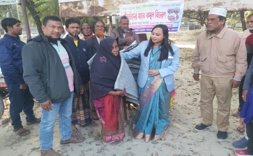 আলমডাঙ্গায় শীতার্ত মানুষের মাঝে কম্বল বিতরণ