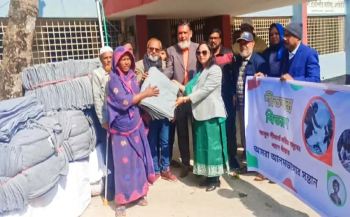 আলমডাঙ্গা ইউএনও’র নিকট বিতরণের জন্য কম্বল হস্তান্তর
