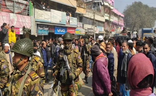অফিস ভাঙচুরের প্রতিবাদে দর্শনা রেলবাজারে উত্তেজনা, ব্যবসায়ীদের সড়ক অবরোধ