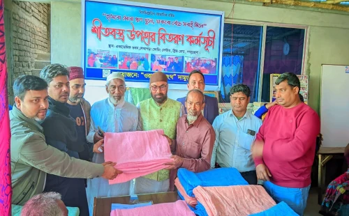 দামুড়হুদায় ওরা বন্ধু সংঘের উদ্যোগে শীতবস্ত্র বিতরণ