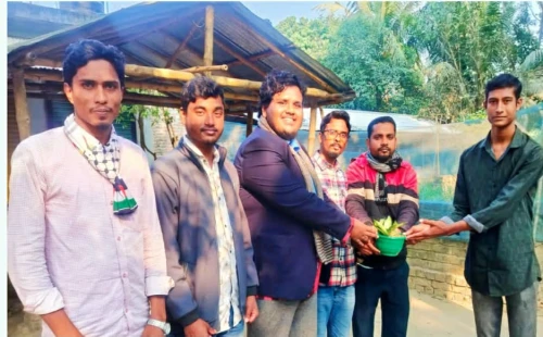 আলমডাঙ্গায় ঢাবিতে চান্সপ্রাপ্ত শিক্ষার্থীর সাথে এসএমজে