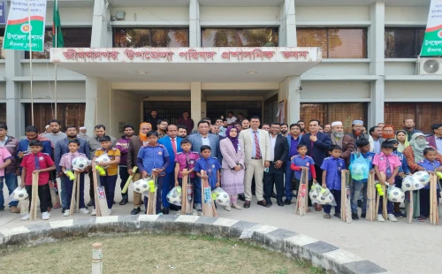 জীবননগরে ক্রীড়া সামগ্রী ও ঢেউটিন বিতরণ