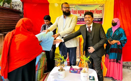 আলমডাঙ্গায় শীতার্তের মাঝে কম্বল বিতরণ