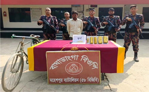 যুবকের কোমরে মিলল ৫টি স্বর্ণের বার