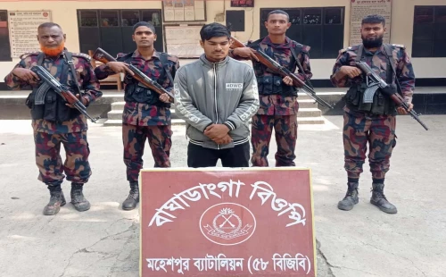 মহেশপুর সীমান্ত থেকে বাংলাদেশি আটক
