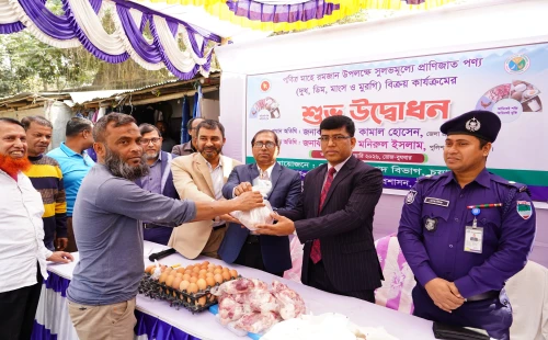 চুয়াডাঙ্গায় রমজান উপলক্ষে সুলভ মূল্যে ভ্রাম্যমাণ স্টোরে দুধ-মাংস-ডিম বিক্রি শুরু