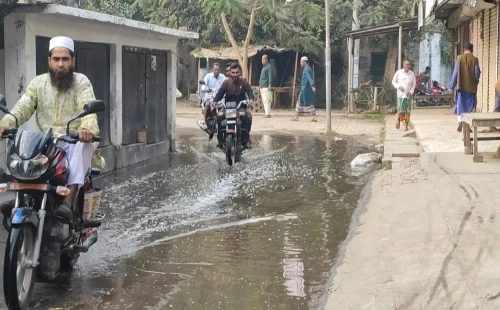 দর্শনা রেলবাজারে ড্রেনের দুর্গন্ধ যুক্ত পানি