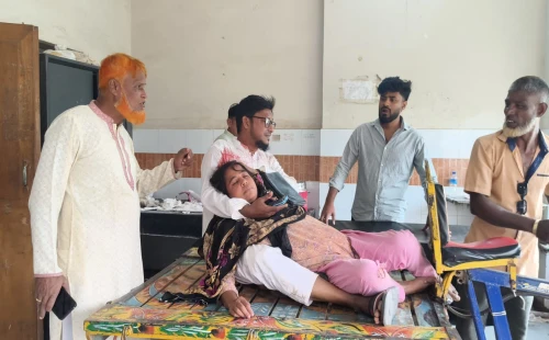 চুয়াডাঙ্গায় মোটরসাইকেলের চাকায় বোরখা পেঁচিয়ে দুজন আহত