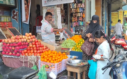 ঝিনাইদহে দেশি-বিদেশি ফলের বাজারে আগুন, তদারকি নিয়ে প্রশ্ন