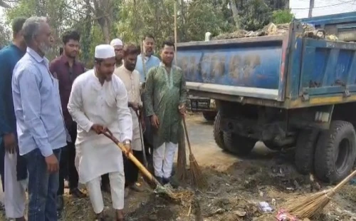 নিজ হাতে ঝাড়ু, রাস্তায় নেমে পরিচ্ছন্নতা অভিযানে চুয়াডাঙ্গা-১ আসনের এমপি রাসেল