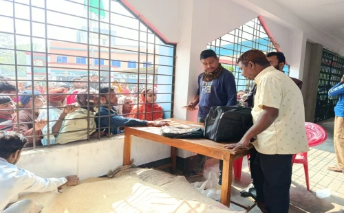 কুড়ুলগাছি ইউনিয়নে টিসিবি পণ্য বিক্রি