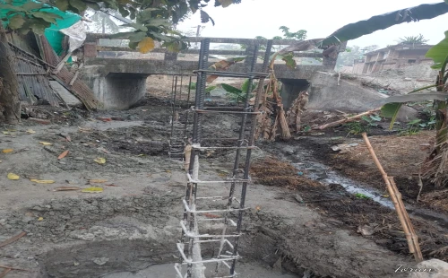 দামুড়হুদার পুরাতন হাউলীতে খালের জমিতে ঘর নির্মাণ