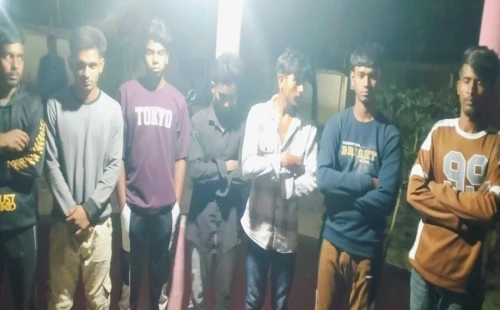 গাঁজা সেবনের সরঞ্জামসহ ৭ যুবক আটক