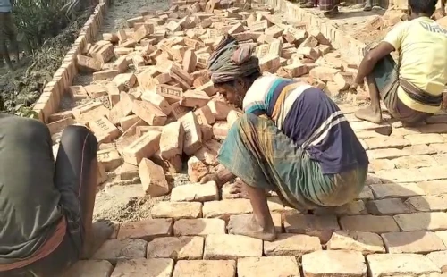 আলমডাঙ্গার খোরদ গ্রামে গ্রামীণ সড়ক নির্মাণকাজে অনিয়মের অভিযোগ