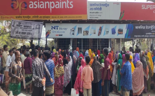 গাংনীতে টিসিবি ট্রাকসেল পণ্য বিক্রয়ে অনিয়মের অভিযোগ