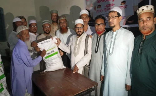 আলমডাঙ্গায় দুস্থ মানুষের মাঝে ঈদ উপহার বিতরণ