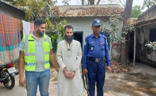 সরোজগঞ্জ বাজারে কাঠের গোলা থেকে চুরি