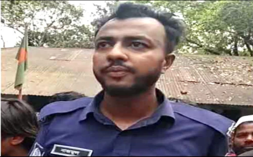 পুলিশ সদস্যকে আটকে থানায় দিল জনতা