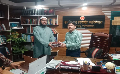 হরিণাকুণ্ডুতে মাদ্রাসা ও এতিমখানায় খেজুর বিতরণ