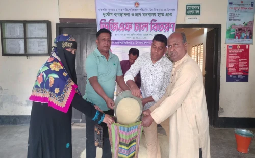 কুতুবপুরে ভিজিএফের চাল বিতরণ