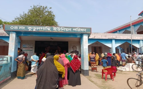 দামুড়হুদার কুড়ুলগাছিতে টিসিবির পণ্য বিক্রি