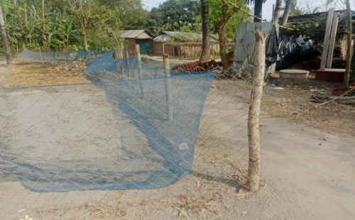 হরিণাকুণ্ডুতে সরকারি রাস্তায় কাঁটাতারের বেড়া!