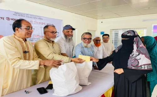 দর্শনায় বৃদ্ধাশ্রমে ঈদসামগ্রী ও নগদ অর্থ বিতরণ