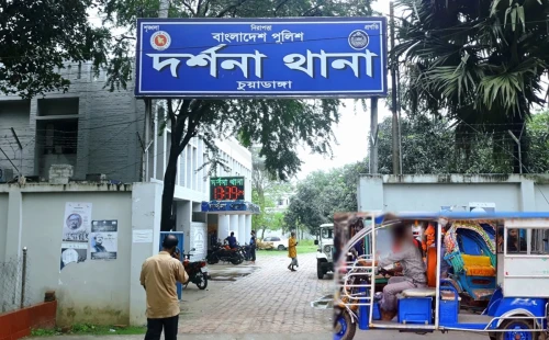 দর্শনায় দিন-দুপুরে ‘পুলিশ’ পরিচয় দিয়ে ইজিবাইক নিয়ে উধাও