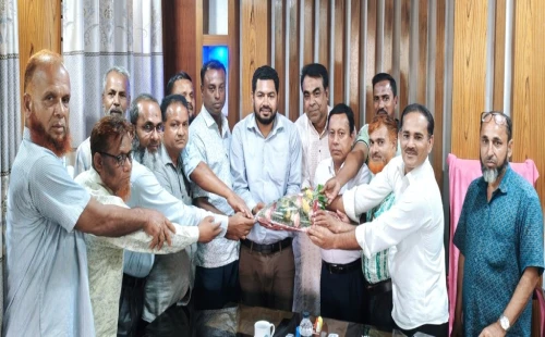 দর্শনা পৌর প্রশাসক শাহিন আলমকে ফুলেল শুভেচ্ছা