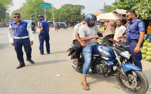 দর্শনায় ট্রাফিক পুলিশের অভিযানে ১০টি মোটরসাইকেলে মামলা