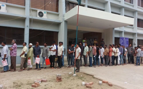 চুয়াডাঙ্গার চার উপজেলায় একযোগে ফুয়েল কার্ড বিতরণ, দ্বিতীয় দিনেও দীর্ঘ লাইন