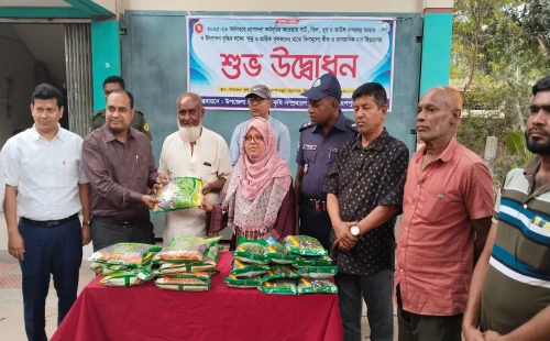 মহেশপুরে কৃষকদের মাঝে বিনামূল্যে বীজ ও রাসায়নিক সার বিতরণ