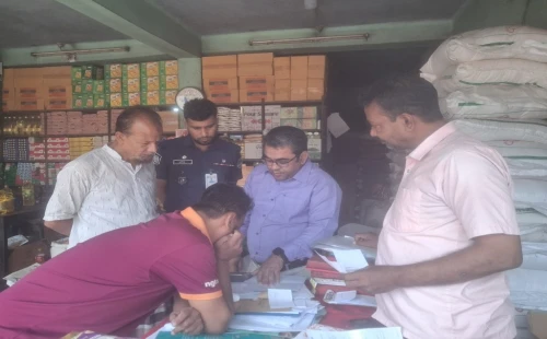 আলমডাঙ্গার মুন্সিগঞ্জে বেশি দামে সয়াবিন তেল বিক্রি