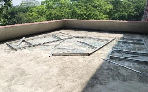 দর্শনা সরকারি কলেজের নতুন ভবনের থাইগ্লাস ভেঙে পড়ছে