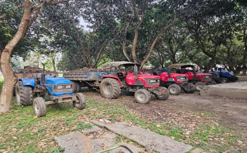 কার্পাসডাঙ্গায় কৃষিজমির মাটি কেটে বিক্রি, ৬টি ট্রাক্টর জব্দ