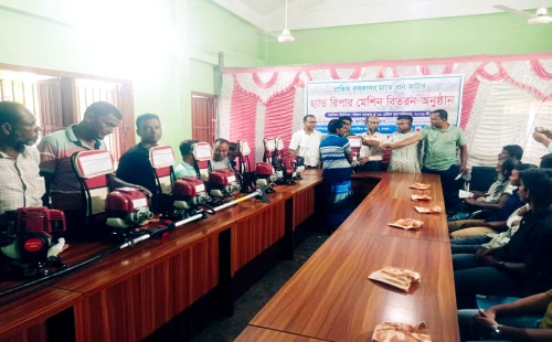চুয়াডাঙ্গায় রিসোর উদ্যোগে প্রান্তিক ১০ কৃষককে  ধান কাটার হ্যান্ড রিপার মেশিন প্রদান