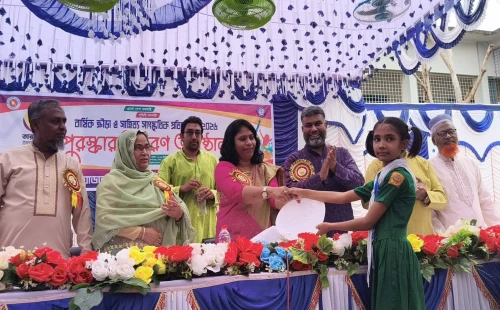 চুয়াডাঙ্গা সরকারি গার্লস স্কুলে ক্রীড়া ও সাংস্কৃতিক প্রতিযোগিতার পুরস্কার বিতরণ অনুষ্ঠানে ডিসি