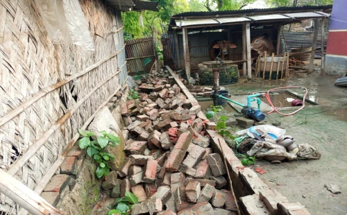 গাংনীতে প্রতিবেশীর বাড়িতে হামলা ও ভাঙচুর, নারী-শিশুসহ দুইজন আহত