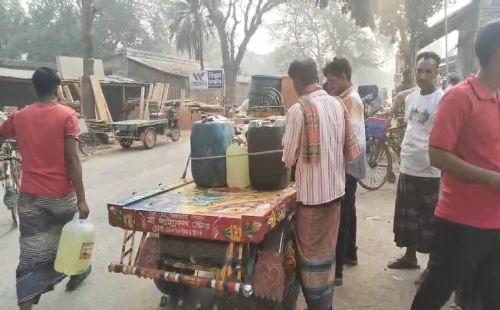 চাষীর তেল ব্যবসায়ীর ঘরে, চড়া দামে বিক্রি