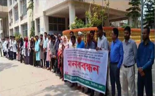 খুলনায় চিকিৎসক হয়রানির প্রতিবাদে  ঝিনাইদহে বিক্ষোভ সমাবেশ