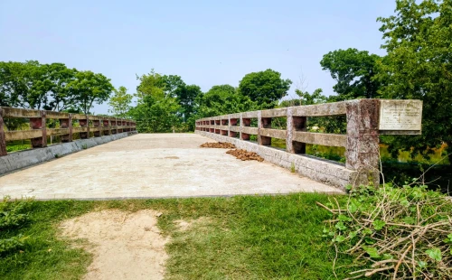 আলমডাঙ্গায় কুমার নদে সেতু থাকলেও নেই সংযোগ সড়ক