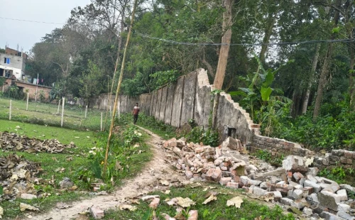 ঝুঁকিপূর্ণ ভাঙা প্রাচীর ডিঙিয়ে স্কুলগামী শিশুদের চলাচলে ভয়, রাস্তাও বেদখলে