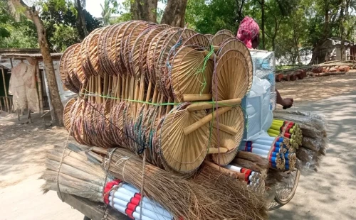 দর্শনায় হাতপাখার কদর বাড়ছে